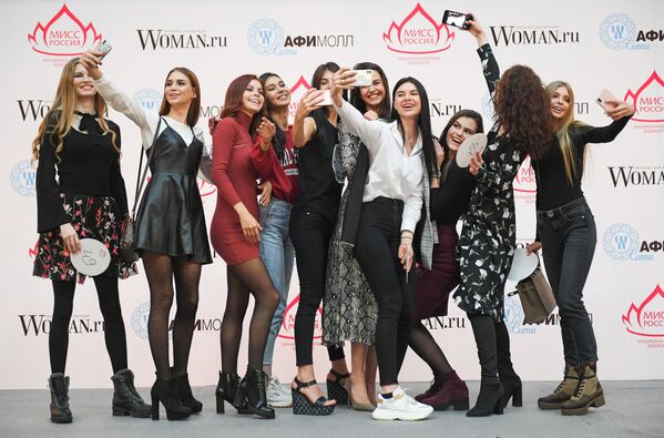 الفتيات أثناء جلسة قبول للمشاركة في مسابقة ملكة جمال روسيا لعام 2019 في مركز التسوق أفيمول سيتي في موسكو - سبوتنيك عربي