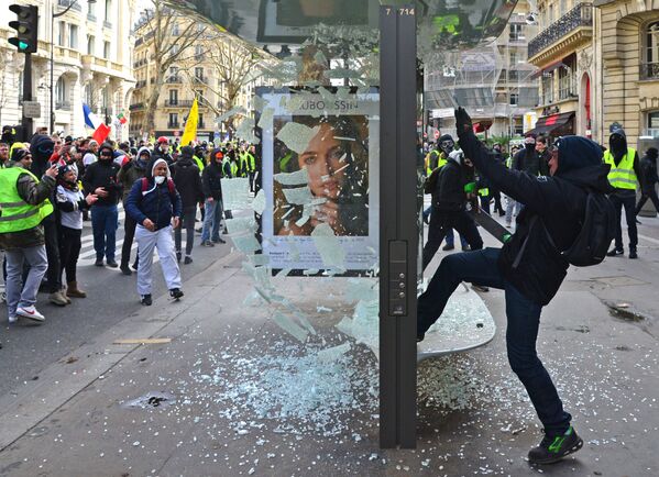 المشاركون في متظاهرات السترات الصفراء في باريس، التي تستمر منذ نوفمبر/ تشرين الثاني من العام الماضي 2018 - سبوتنيك عربي