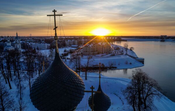 قباب كاتدرائية التجلي في مدينة أوغليتش الروسية. وفي خلفية الصورة محطة أوغليتش الكهرومائية - سبوتنيك عربي