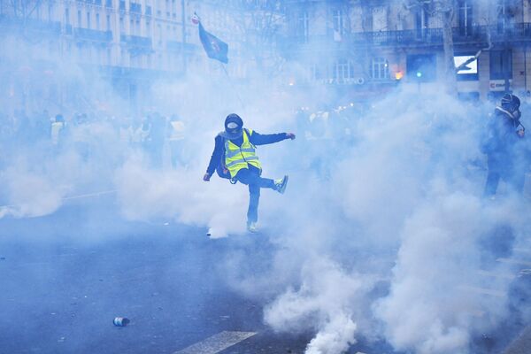 اشتباكات بين أعضاء الشرطة الفرنسية ومتظاهري مسيرة السترات الصفراء في باريس، التي تستمر منذ نوفمبر/ تشرين الثاني 2018 - سبوتنيك عربي
