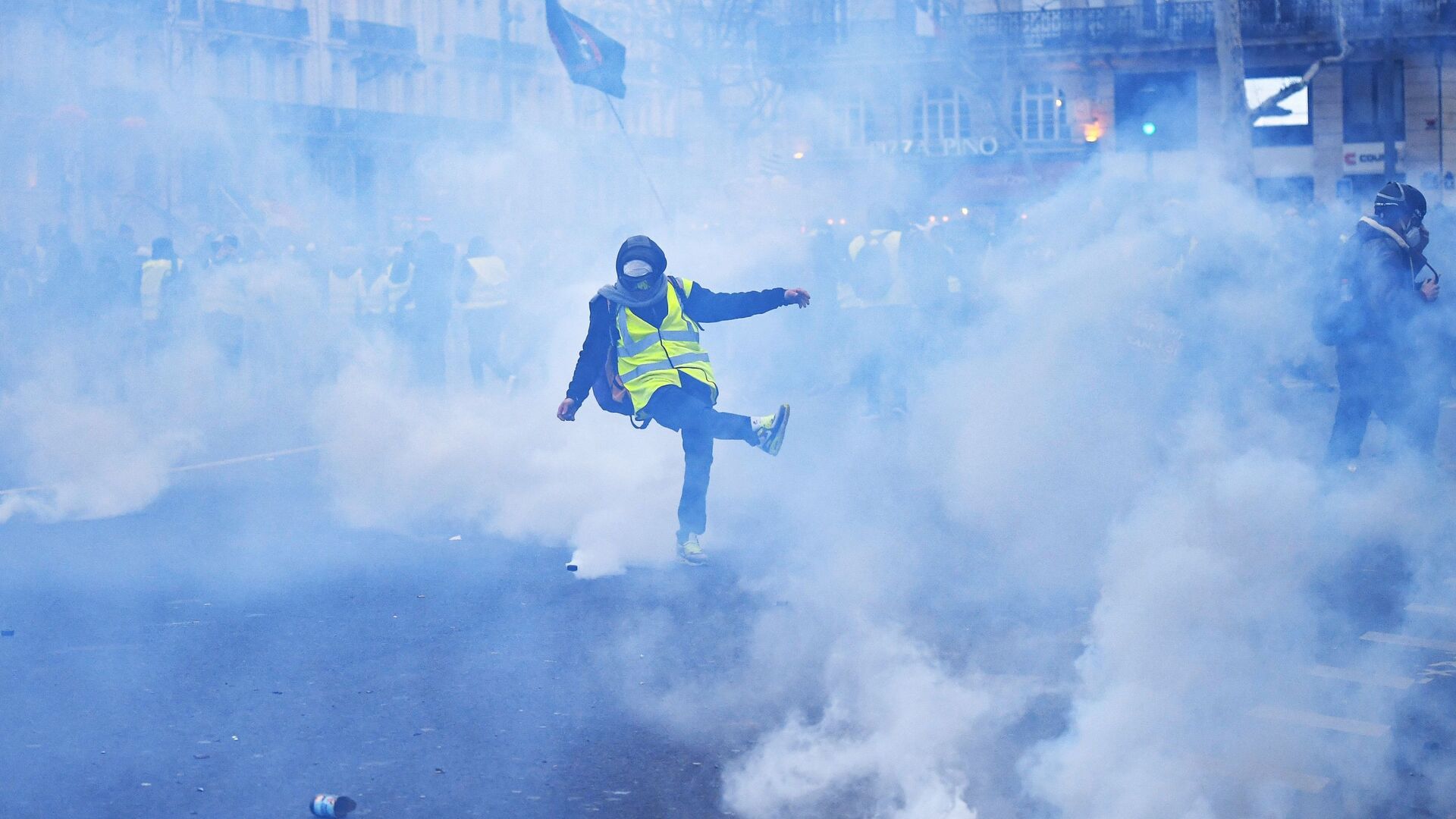  اشتباكات بين أعضاء الشرطة الفرنسية ومتظاهري مسيرة السترات الصفراء في باريس، التي تستمر منذ نوفمبر/ تشرين الثاني 2018 - سبوتنيك عربي, 1920, 20.11.2021
