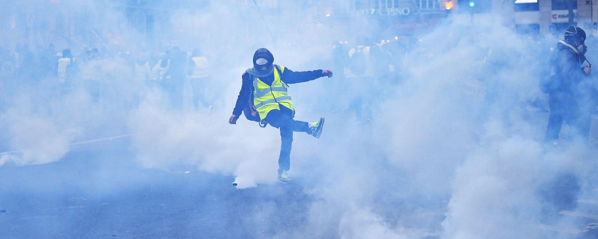  اشتباكات بين أعضاء الشرطة الفرنسية ومتظاهري مسيرة السترات الصفراء في باريس، التي تستمر منذ نوفمبر/ تشرين الثاني 2018 - سبوتنيك عربي, 1920, 29.05.2022