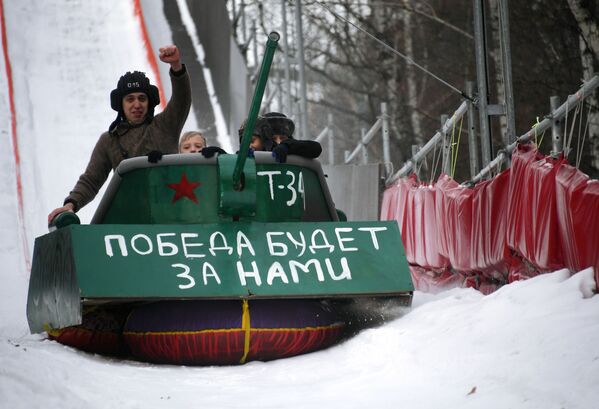 يتدفق المشاركون في مهرجان سباق الزلاجات غير العادية باتل ساني (Battle сани)، على تل يبلغ طوله 200 متر، في حديقة سوكولنيكي في موسكو. المهرجان مخصص للاحتفال بيوم حماة الوطن - سبوتنيك عربي