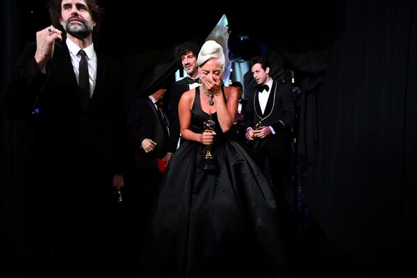 رد فعل المغنية والممثلة الأمريكية ليدي غاغا بعد فوزها بجائزة أوسكار في فئة أفضل أغنية أصلية في هوليوود، لوس أنجلوس، كليفورنيا، الولايات المتحدة 24 فبراير/ شباط 2019 - سبوتنيك عربي