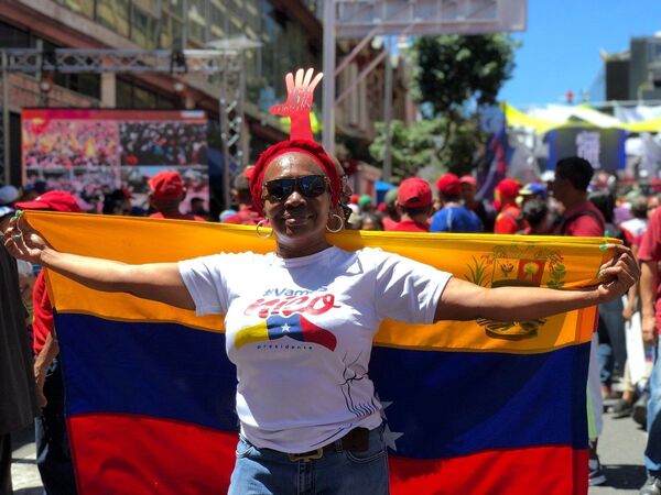 مشاركة في مسيرة داعمة للرئيس الفنزويلي نيكولاس مادورو في كاراكاس، فنزويلا - سبوتنيك عربي
