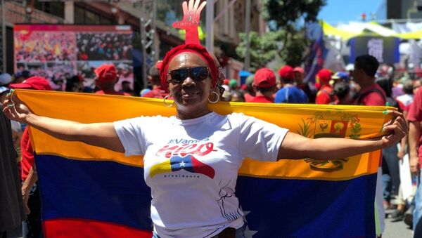 مشاركة في مسيرة داعمة للرئيس الفنزويلي نيكولاس مادورو في كاراكاس، فنزويلا - سبوتنيك عربي