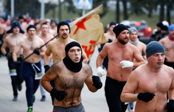 مشاركون في سباق ركض بمناسبة حماة الوطن في مينسك، بيلاروسيا 23 فبراير/ شباط 2019 - سبوتنيك عربي