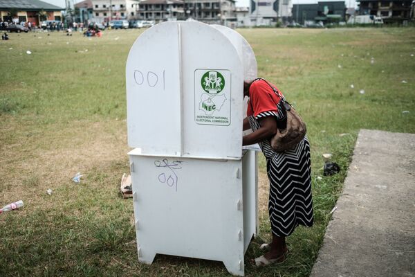 مواطنة تقوم بالتصويت، في إطار الانتخابات البرلمانية والرئاسية في نيجيريا 23 فبراير/ شباط 2019 - سبوتنيك عربي