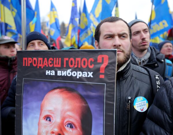 لافتة لمتظاهارين في كييف والمطالبين باجراء انتخابات رئاسية نظيفة في أوكرانيا - سبوتنيك عربي