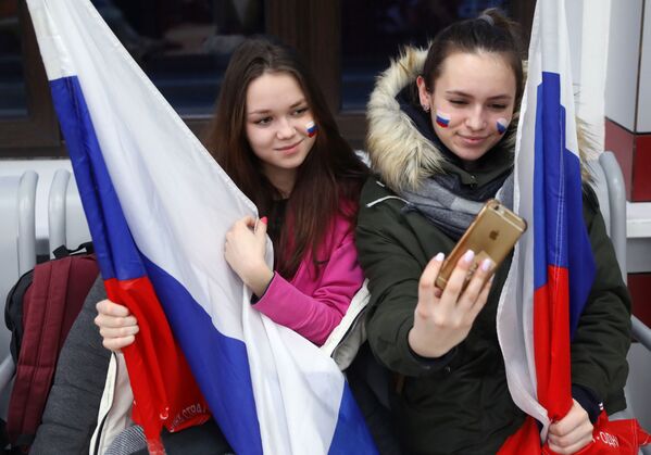 مشجعون في محطة بيلوروسكيا في موسكو قبل إرسال فريق الطلاب الروسي إلى دورة الألعاب الشتوية للطلاب لعام 2019، التي ستعقد في الفترة من 2 إلى 12 مارس/ آذار 2019 في كراسنويارسك. - سبوتنيك عربي
