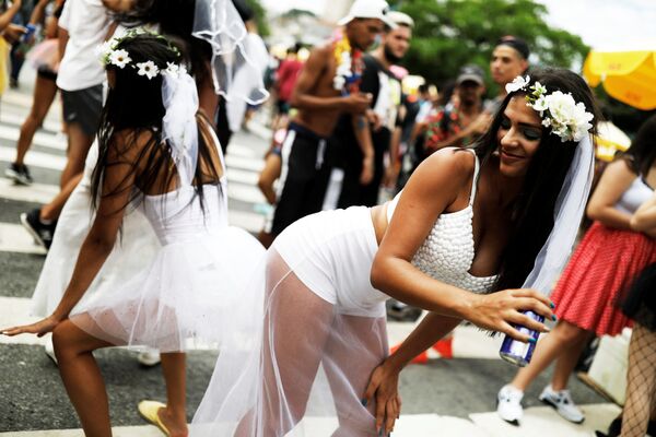 مشاركون في حفلة سنوية معروفة باسم Marry me (تزوجني) ، خلال احتفالات الكرنفال في ساو باولو، البرازيل 23 فبراير/ شباط 2019 - سبوتنيك عربي