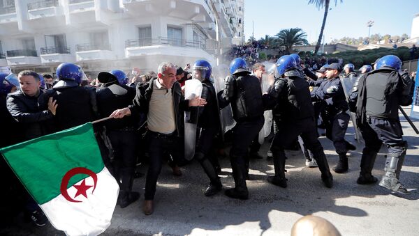 احتجاجات ضد ترشح بوتفليقة في الجزائر - سبوتنيك عربي