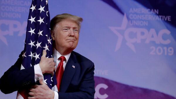 ترامب يحتضن العلم الأمريكي - سبوتنيك عربي