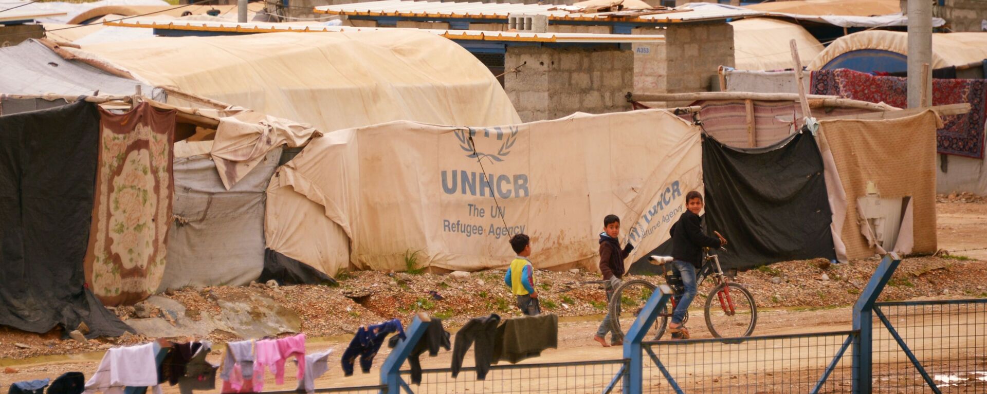 اللاجئون السوريون والعراقيون في مخيم للاجئين/ النازحين بالقرب من السليمانية، كردستان العراق - سبوتنيك عربي, 1920, 22.11.2019