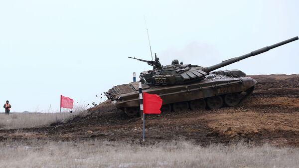 الجيش الروسي - سباق الدبابات (بياتلون الدبابات) في الميدان العسكري برودبوي في منطقة فولوغورودسك الروسية - سبوتنيك عربي