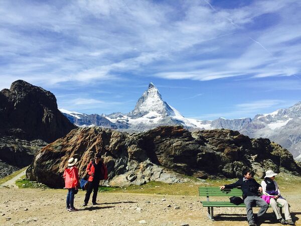 السياح على خلفية ماترهورن في جبال الألب بينين على الحدود بين سويسرا وإيطاليا - سبوتنيك عربي