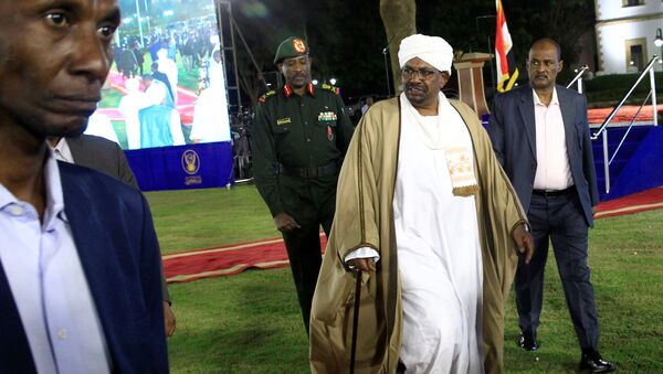 الرئيس السوداني عمر البشير يغادر بعد إلقاء خطابه في قصر الرئاسة في الخرطوم - سبوتنيك عربي