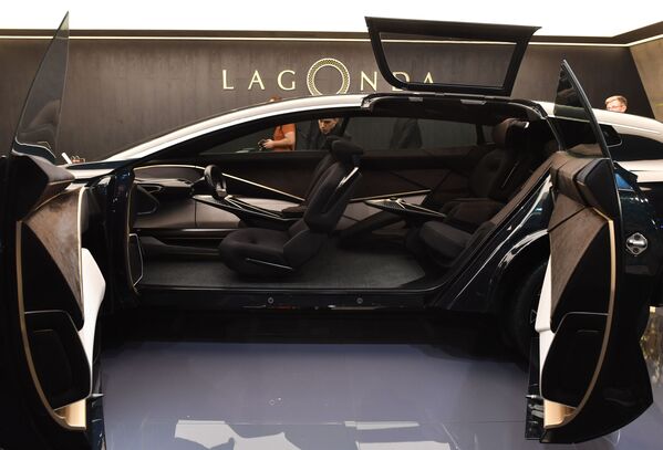 معرض جنيف الدولي للسيارات لعام 2019 - عرض سيارة رباعية الدفع Lagonda All-Terrain في جناح شركة Aston Martin - سبوتنيك عربي