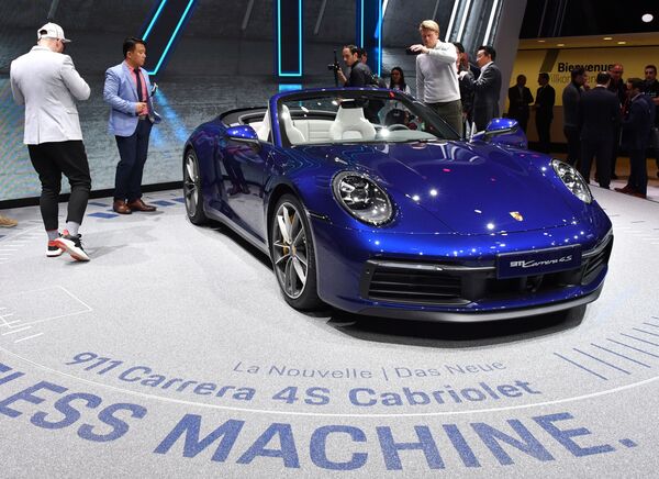 معرض جنيف الدولي للسيارات لعام 2019 - جناح Porsche وعرض سيارة Porsche 911 Carrera 4S Cabriolet - سبوتنيك عربي