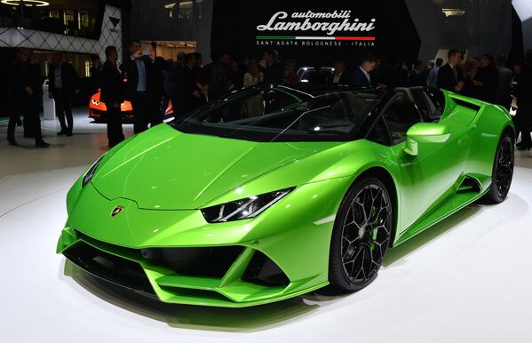 معرض جنيف الدولي للسيارات لعام 2019 - جناح شركة Lamborghini وعرض سيارة Lamborghini Huracan Evo Spyde - سبوتنيك عربي