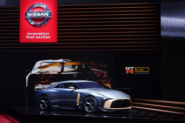 معرض جنيف الدولي للسيارات لعام 2019 - جناح شركة Nissan وعرض سيارة Nissan Skyline GT-R - سبوتنيك عربي