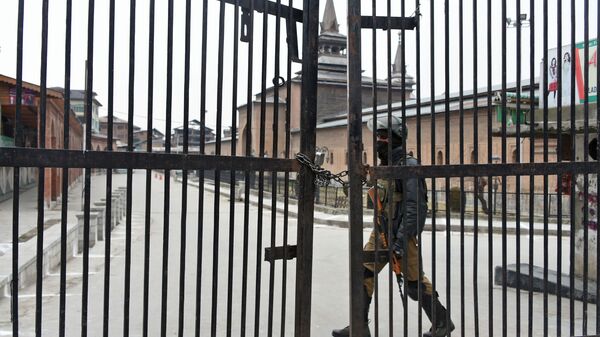 تصاعد التوتر بين الهند و باكستان - جندي هندي بالقرب من مسجد جاميا في سريناغار، كشمير، 1 مارس/ آذار 2019 - سبوتنيك عربي