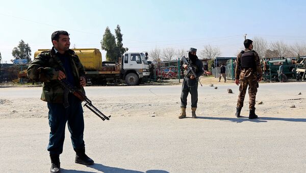 قوات الأمن الأفغانية تقف حراسة بالقرب من موقع الهجوم في جلال آباد - سبوتنيك عربي