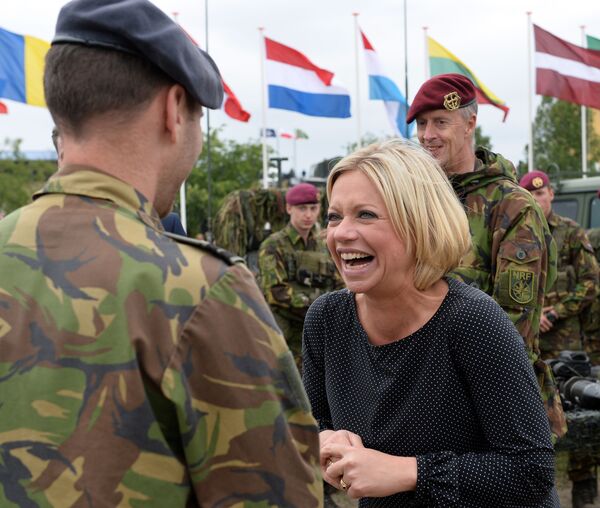 وزيرة الدفاع الهولندية جينين هينيس بلاسخارت في زاغان، بولندا 18يونيو/ تموز 2015 - سبوتنيك عربي