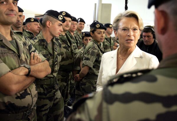 وزيرة الدفاع الفنلندية ميشيل أليوت ماري تتحدث إلى العسكريين في مطار شارل دي غول، 12 سبتمبر/ أيلول 2006 - سبوتنيك عربي