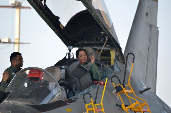 وزيرة الدفاع الهندية  نيرمالا سيتارامان على متن طائرة سو-30 في القعدة الجوية العسكرية في جودبور، 17 يناير/ كانون الثاني 2018 - سبوتنيك عربي