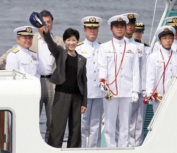 أول وزيرة الدفاع اليابانية يوريكو كويكي (يسار) تتفاعل لدة تفقدها القاعدة البحرية اليابانية في يوكوسوكا، طوكيو، 9 يوليو/ حزيران 2007 - سبوتنيك عربي