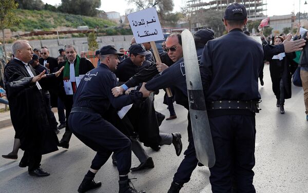 محاولة الشرطة لتفريق المحامين الذين يحاولون شق طريقهم إلى المجلس الدستوري خلال احتجاج على ترشح بوتفليقة - سبوتنيك عربي