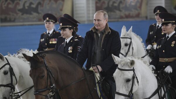 بوتين يمتطي حصان تابع لخيالة الشرطة - سبوتنيك عربي