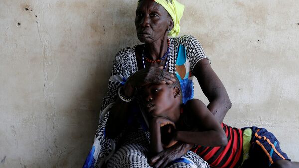 امرأة ترافق ابنها الذي يعاني من الملاريا أثناء انتظار العلاج في عيادة تديرها منظمة أطباء بلا حدود في قرية ليكوانغول في ولاية بوما شرق جنوب السودان - سبوتنيك عربي