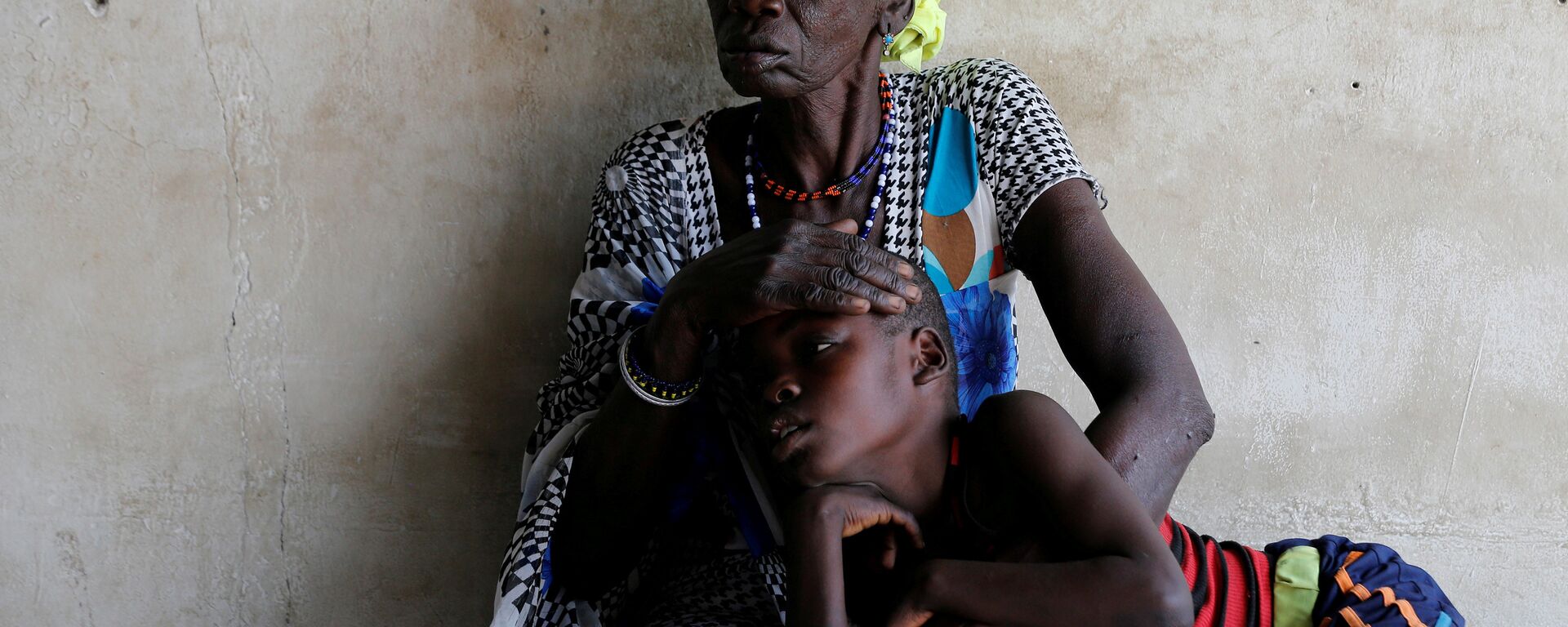 امرأة ترافق ابنها الذي يعاني من الملاريا أثناء انتظار العلاج في عيادة تديرها منظمة أطباء بلا حدود في قرية ليكوانغول في ولاية بوما شرق جنوب السودان - سبوتنيك عربي, 1920, 14.12.2021