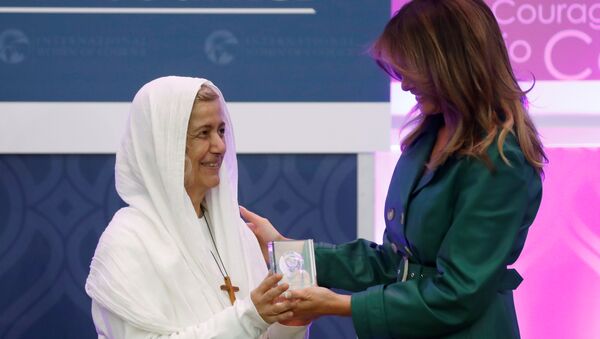 ملانيا ترامب تسلم امرأتين عربيتين جائزة الشجاعة - سبوتنيك عربي