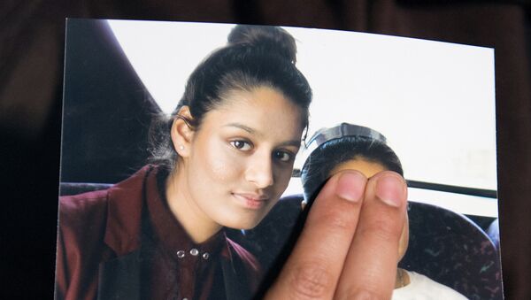 رينو بيجوم شقيقة الفتاة البريطانية الشابة شاميما بيجوم تحمل صورة لأختها وهي تناشدها أن تعود إلى منزلها في لندن - سبوتنيك عربي