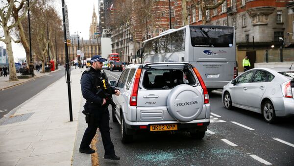 الشرطة المسلحة تقف بجانب سيارة مشبوهة متوقفة خارج نيو سكوتلاند يارد بعد التحقيق من قبل وحدة التخلص من القنابل في لندن - سبوتنيك عربي