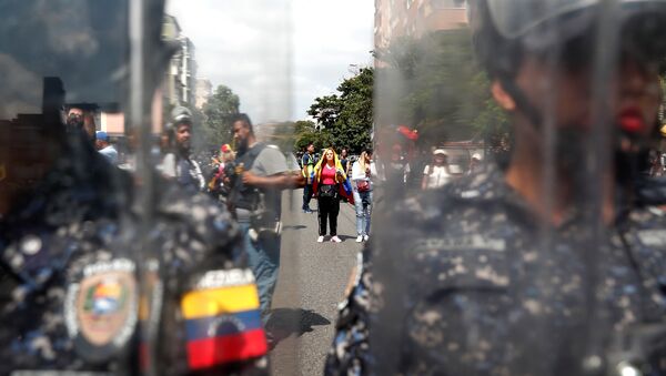 أنصار المعارضة في تجمع ضد حكومة الرئيس الفنزويلي نيكولاس مادورو في كاراكاس - سبوتنيك عربي