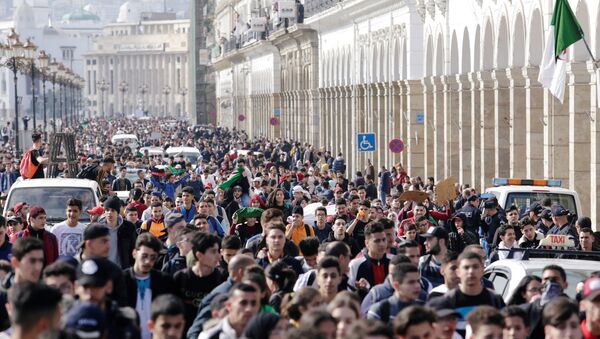 احتجاجات الجزائر بالتزامن مع وصول بوتفليقة - سبوتنيك عربي