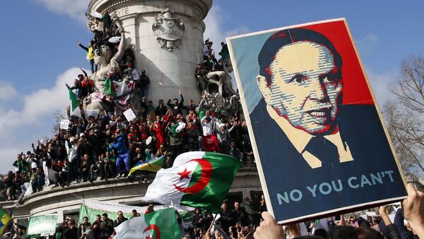 احتجاجات ترفع صورة الرئيس الجزائري عبد العزيز بوتفليقة - سبوتنيك عربي