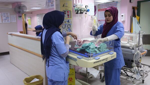 الشابة الفلسطينية سارة أبو طقية (يمين)، 23 عاما، تعمل في مستشفى الأهلي، 10 فبراير/ شباط 2019 - سبوتنيك عربي