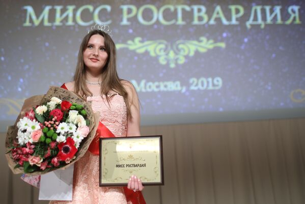 المشاركات في مسابقة ملكة جمال الحرس الوطني في موسكو لعام 2019 - الحائزة على اللقب، برتبة رقيب أول فيرا كورنياك - سبوتنيك عربي