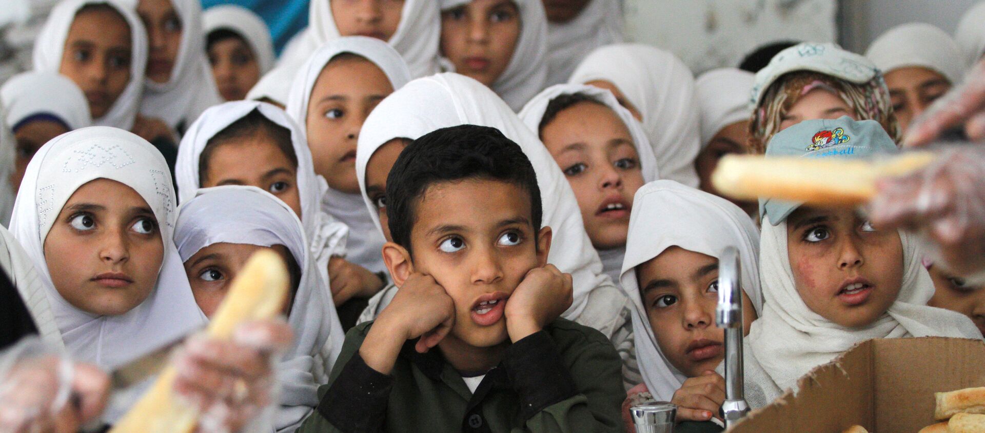 تلاميذ يمنيين ينتظرون وجبات مدرسية مجانية في إحدى مدارس صنعاء في 19 فبراير / شباط 2019 - سبوتنيك عربي, 1920, 26.09.2019