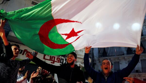 رد فعل الجزائريين بعد إعلان الرئيس عبد العزيز بوتفليقة عدم ترشحه لفترة خامسة يوم 11 مارس / أذار 2019 - سبوتنيك عربي