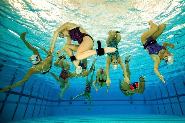 المنتخب الوطني الروسي للسباحة الإيقاعية، أثناء دورة تدريبية في مركز لتدريب الفرق الوطنية الروسية أوزيرو كروغلويه في منطقة موسكو - سبوتنيك عربي