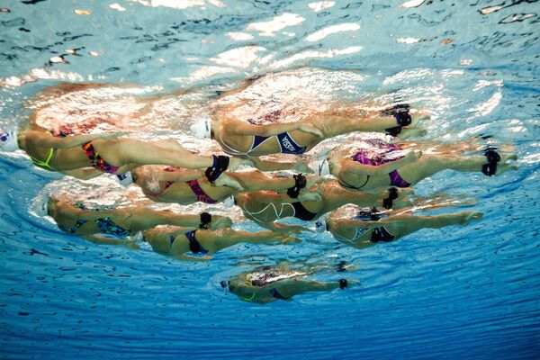 المنتخب الوطني الروسي للسباحة الإيقاعية، أثناء دورة تدريبية في مركز لتدريب الفرق الوطنية الروسية أوزيرو كروغلويه في منطقة موسكو - سبوتنيك عربي