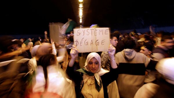 مظاهرة تطالب بتغيير سياسي فوري في الجزائر العاصمة - سبوتنيك عربي