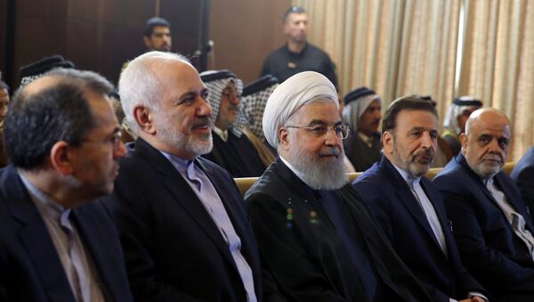 الرئيس الإيراني حسن روحاني مع وزير الخارجية محمد جواد ظريف خلال زيارتهما إلى العراق - سبوتنيك عربي