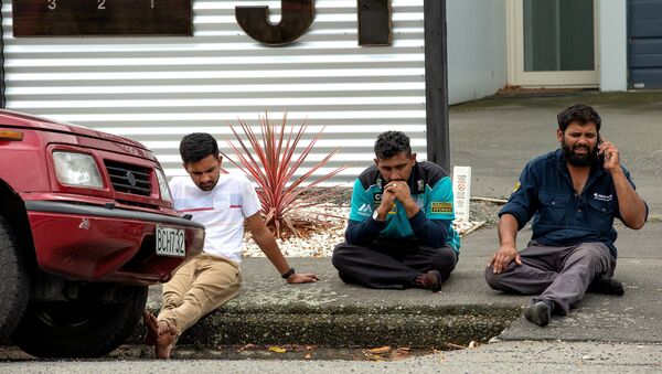 مواطنون خارج مسجد نيوزيلندا - سبوتنيك عربي